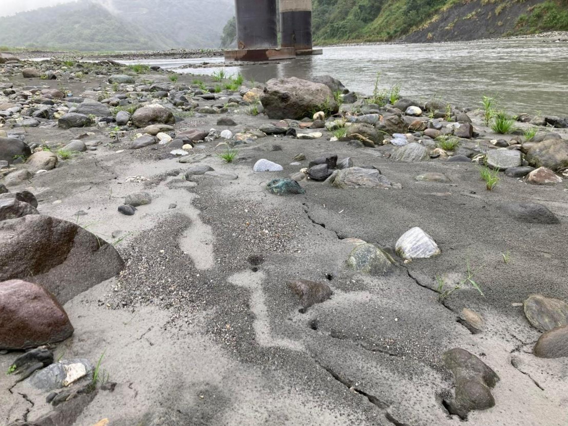 花蓮縣瑞穗鄉瑞良村瑞穗大橋下方秀哭巒溪河床出現裂隙 小規模噴砂現象。(根據中央地質調查所, 2022)